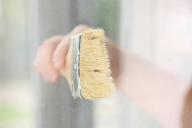 Kol alt tutun fırça portre