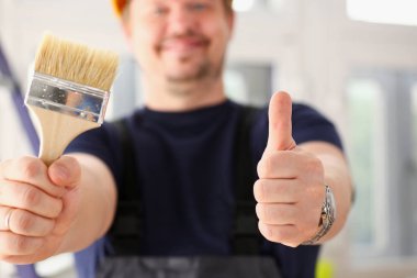 Boya Fırçası ve gösteri işareti onaylamak silah alt tutun