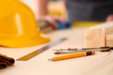 Resepsiyon ölçekli kağıt üzerinde yatan çizim araçları