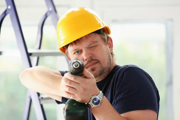 Trabajador usando retrato de taladro eléctrico —  Fotos de Stock