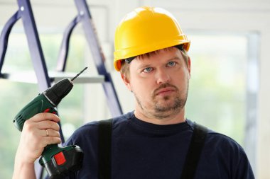 Elektrikli matkap portre kullanarak aptal işçi