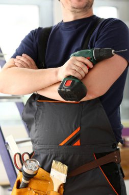 Elektrikli matkap closeup kullanarak alt kollarından