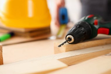 Elektrikli matkap closeup kullanarak alt kollarından