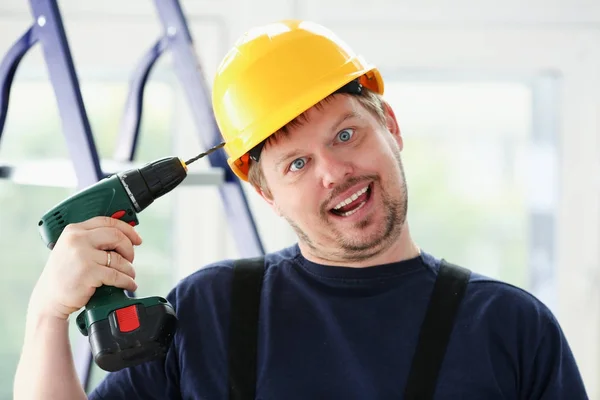 Trabalhador idiota usando retrato de broca elétrica — Fotografia de Stock