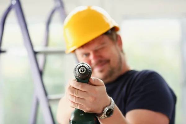 Herb pracownika za pomocą wiertarki elektryczne zbliżenie — Zdjęcie stockowe