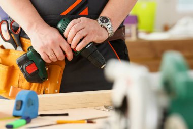 Elektrikli matkap closeup kullanarak alt kollarından