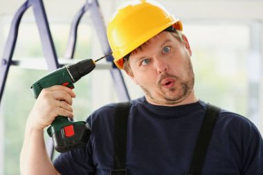 Elektrikli matkap portre kullanarak aptal işçi
