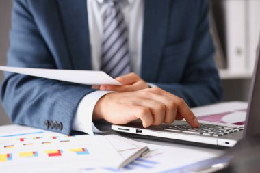 Belgeleri mali istatistikleri ile erkek el ele tutuşur