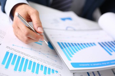 Belgeleri mali istatistikleri ile erkek el ele tutuşur