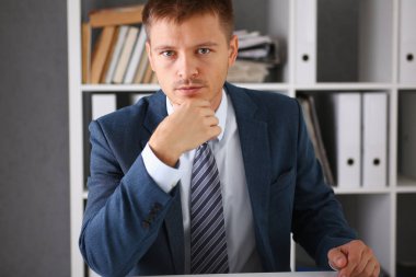 Yakışıklı işadamı portre işyerinde