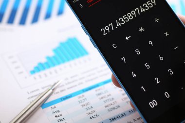 Smartphone hesap makinesi ve infographics mali istatistikler