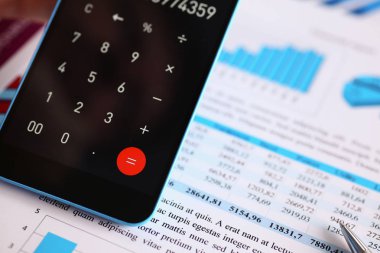 Smartphone hesap makinesi ve infographics mali istatistikler