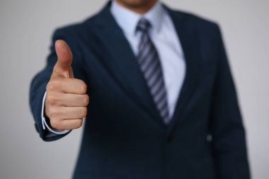 Erkek Tamam gösterilen el veya yukarı işareti başparmak ile onaylayın