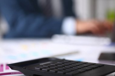 Siyah hesap makinesi ve infographics mali istatistikler