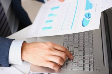 Belgeleri mali istatistikleri ile erkek el ele tutuşur