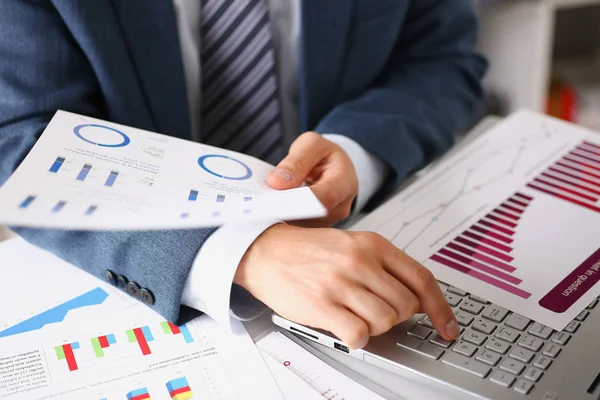 Mãos masculinas segurar documentos com estatísticas financeiras — Fotografia de Stock