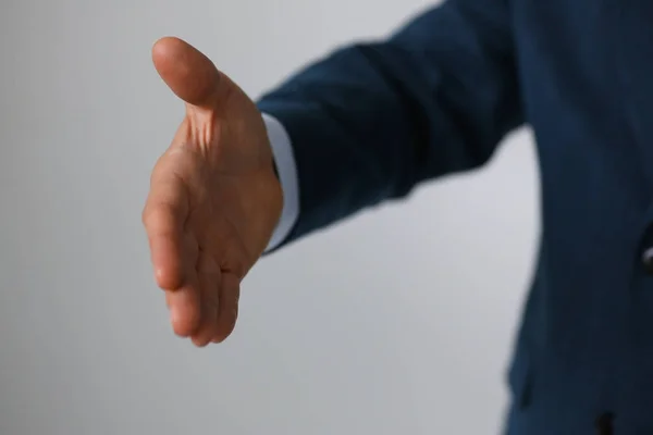 Mannen i kostym och slips ge hand som hello i office — Stockfoto