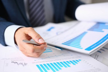 Belgeleri mali istatistikleri ile erkek el ele tutuşur