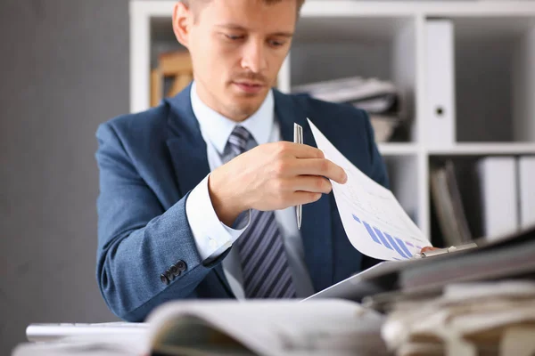 Uomo d'affari serio in ufficio esamina i documenti — Foto Stock