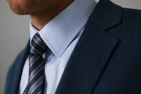 Gravata na camisa terno estilo de negócios homem loja de moda — Fotografia de Stock