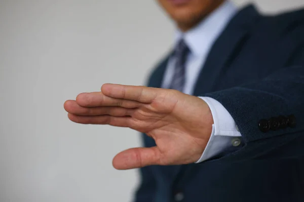 Geste männlicher Handabwehr: Kein männlicher Geschäftsmann im Anzug — Stockfoto