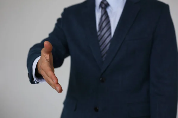 Hombre de traje y corbata dan la mano como hola en la oficina —  Fotos de Stock