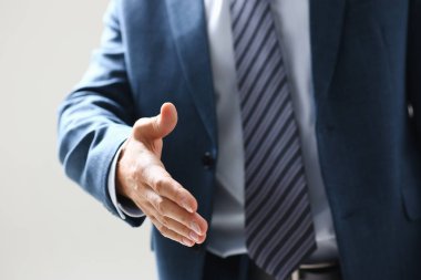 İşadamı teklif Merhaba ofis olarak titremeye el