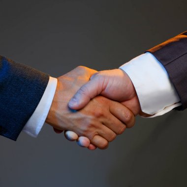 Takım elbiseli adam Merhaba ofis portre olarak el sallamak