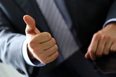 Erkek Tamam gösterilen el veya yukarı işareti başparmak ile onaylayın