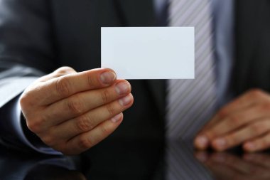 Takım elbiseli erkek kol ziyaretçiye boş arama kartı vermek