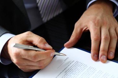 Takım elbiseli erkek kol ve kravat dolgu formu pedlere tutturuldu