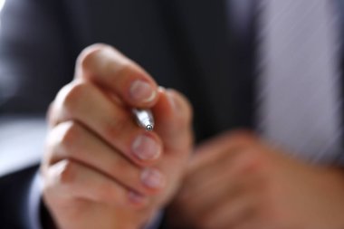 Takım elbise ve kravat erkek kol üzerine gelin kamera gümüş kalem ucu