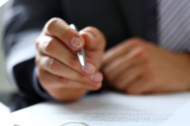 Takım elbiseli erkek kol ve kravat dolgu formu pedlere tutturuldu