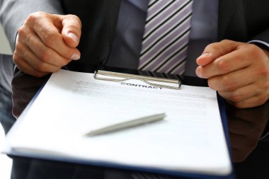 Erkek takım elbise teklif sözleşme formu Pano defterinde kolundan