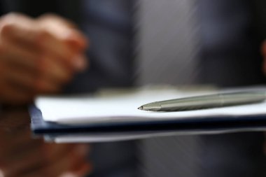 Gümüş kalem portre şişirmek için kırpılmış formunda yalan