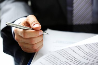 Takım elbiseli erkek kol ve kravat dolgu formu pedlere tutturuldu