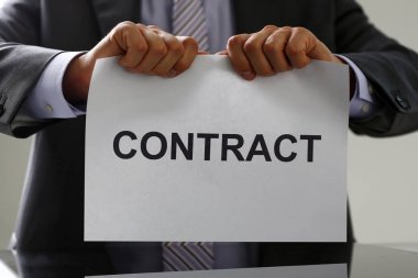 Beyaz yakalı işçi takım elbise ve kravat gözyaşı sözleşme