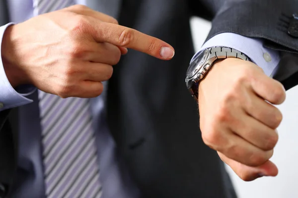 Hombre de traje y corbata tiempo de salida en reloj de pulsera de plata —  Fotos de Stock