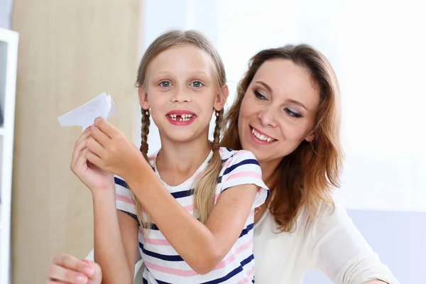 Blonda leende liten flicka göra pappersplan — Stockfoto