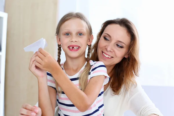 Bionda sorridente bambina fare aereo di carta — Foto Stock