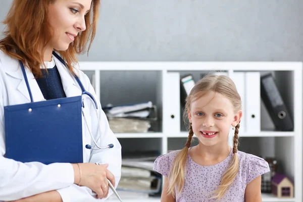 Çocuk doktoru resepsiyonda küçük çocuk