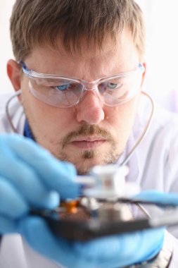 erkek tamirci stetoskop sabit tutan mavi eldivenler