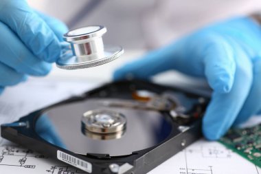erkek tamirci stetoskop sabit tutan mavi eldivenler