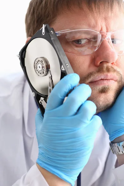 Tamirci bilgisayarın sabit diskine onun kulağı bağlı.