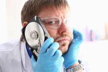 Tamirci bilgisayarın sabit diskine onun kulağı bağlı.