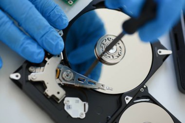 Mavi eldiven giymiş erkek tamirci özel aslayeniden