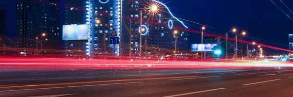 Paisaje de la ciudad de Minsk en Bielorrusia luces borrosas de faros de coche — Foto de Stock
