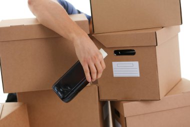 Uzman kurye dağıtım hizmeti kutuları zemine karşı