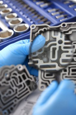 Otomatik hizmet tamirci otomatik vites kutuları için elinde tutar