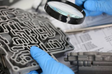 Otomatik hizmet tamirci otomatik vites kutuları için elinde tutar